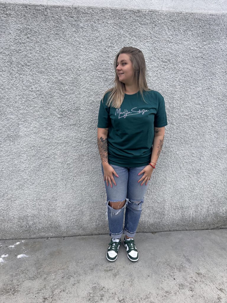 T-shirt Marija Stoja coupe oversize vert et rose