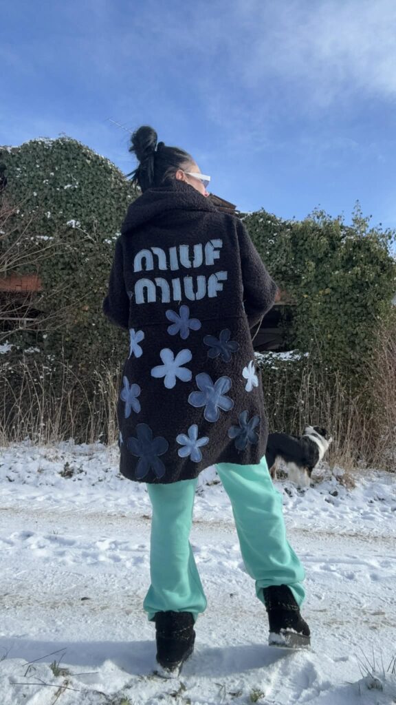 Manteau MIUF MIUF – Manteau upcyclé en teddy brodé de fleurs