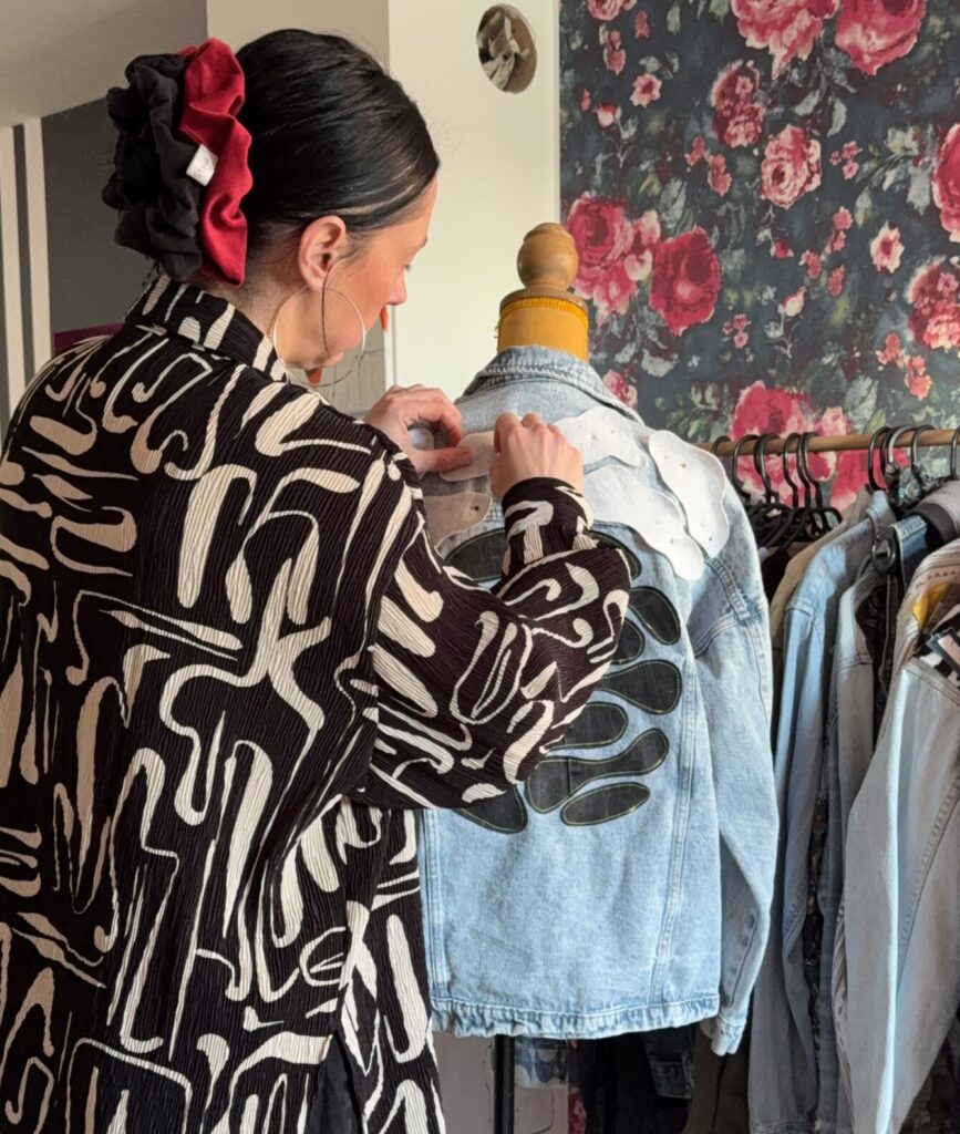 Upcycling artistique – Marija Stoja transforme un vêtement