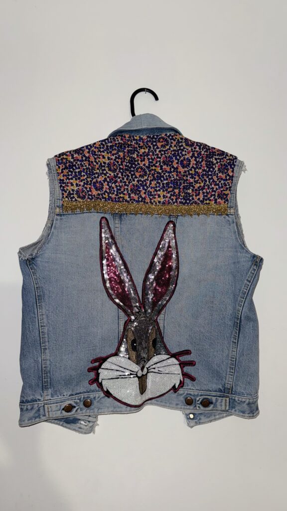 Veste en jean upcyclée Bugs Bunny - pièce unique