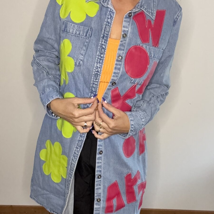 Longue chemise en jean fluo avec lettres roses WORK OF ART portée de face
