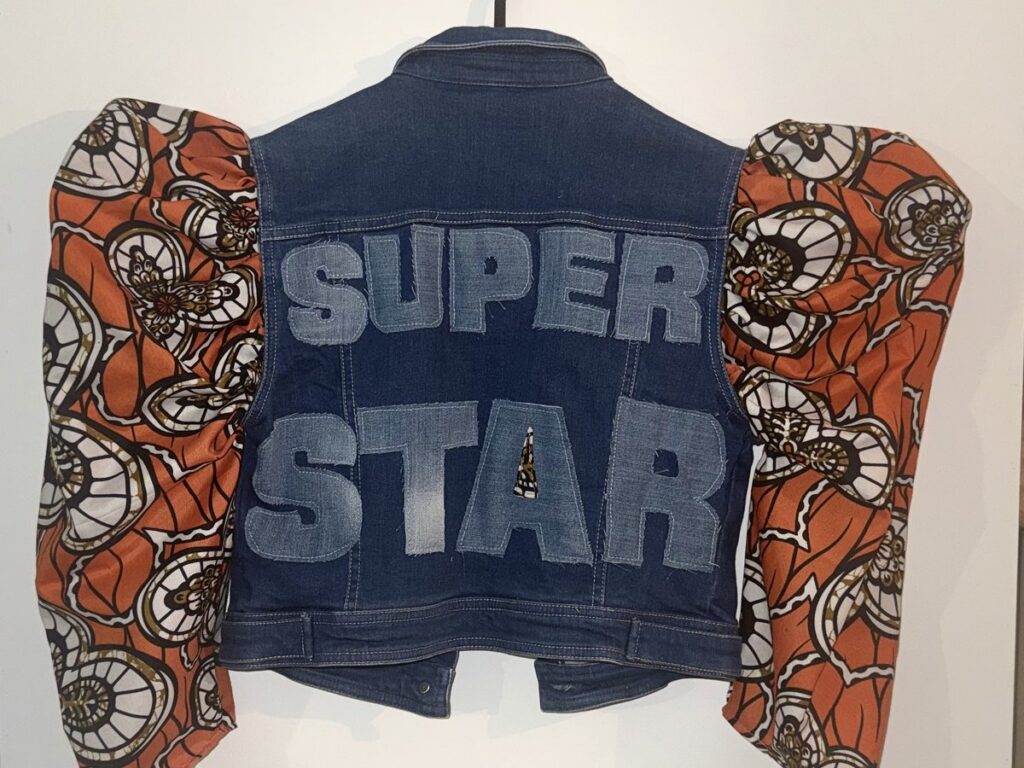 Veste en jean Super Star aux manches en wax, création personnalisée Marija Stoja